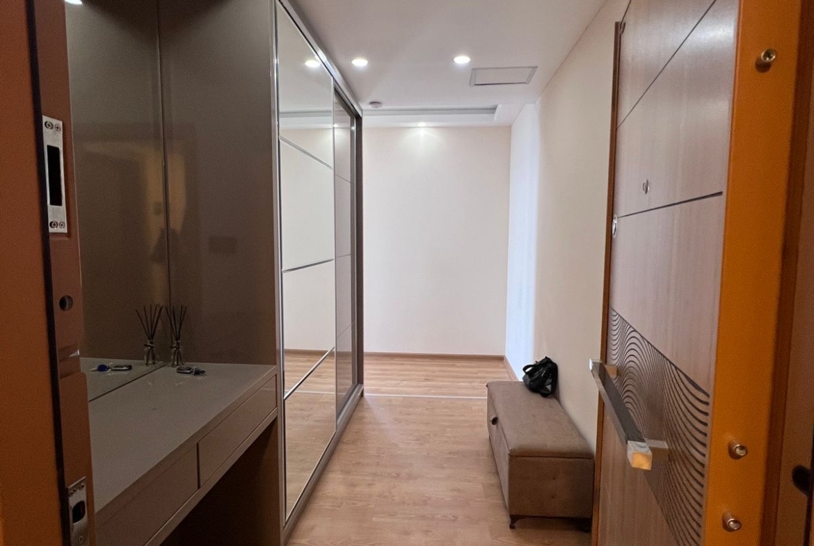 Three rooms apartment for sale in Porta Tower