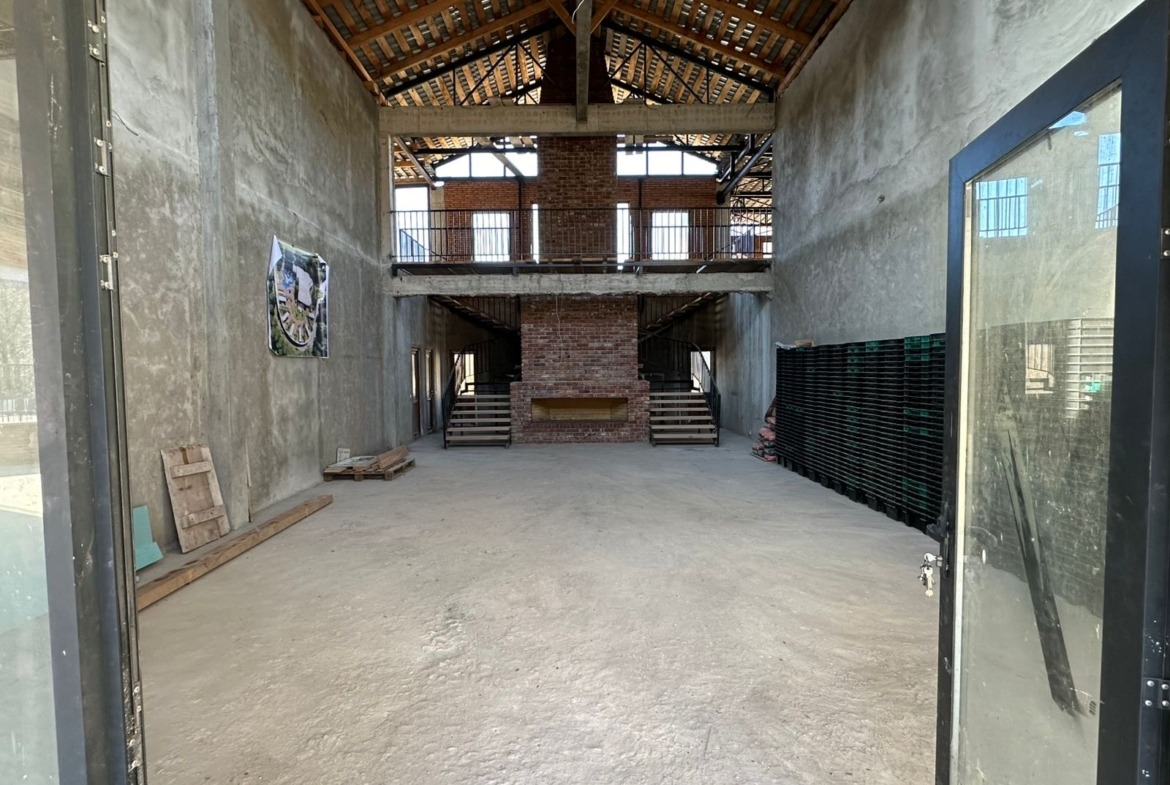 Commercial building with plot of land for sale