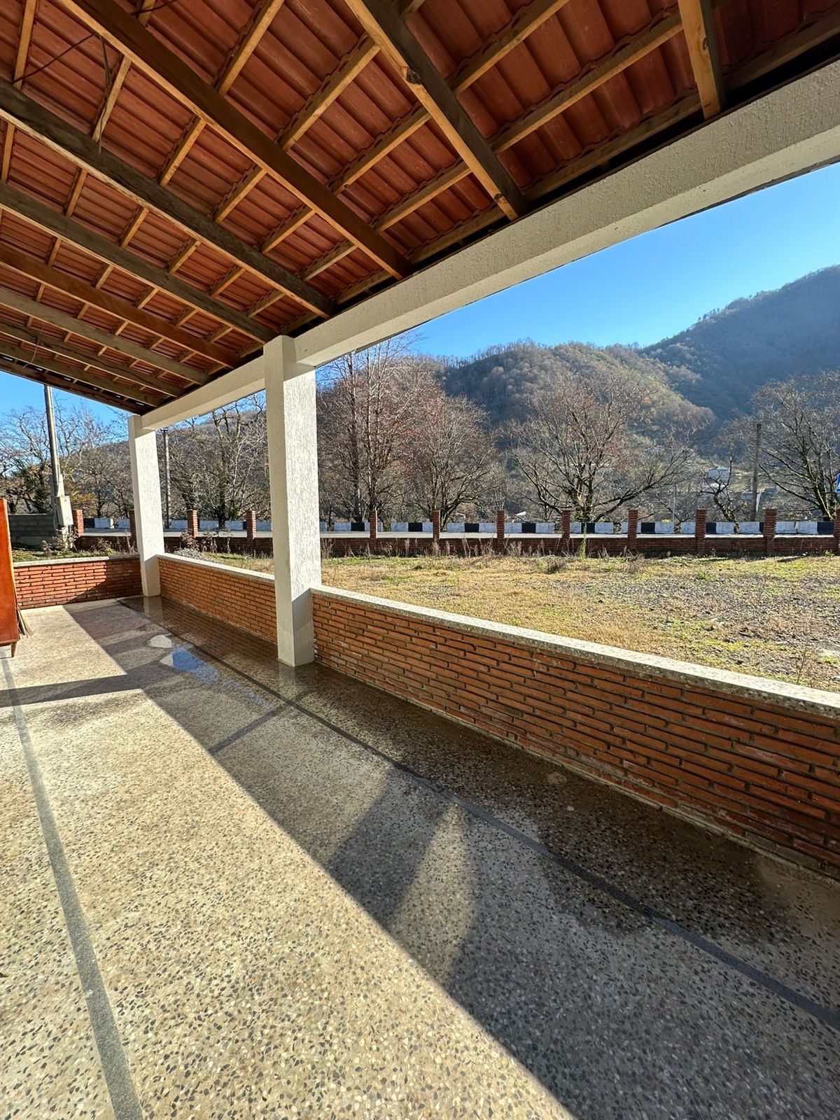 Commercial building with plot of land for sale