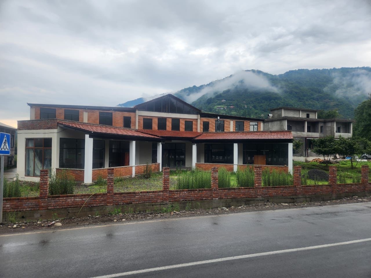 Commercial building with plot of land for sale