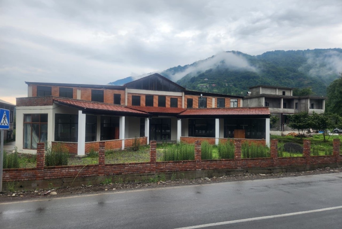 Commercial building with plot of land for sale
