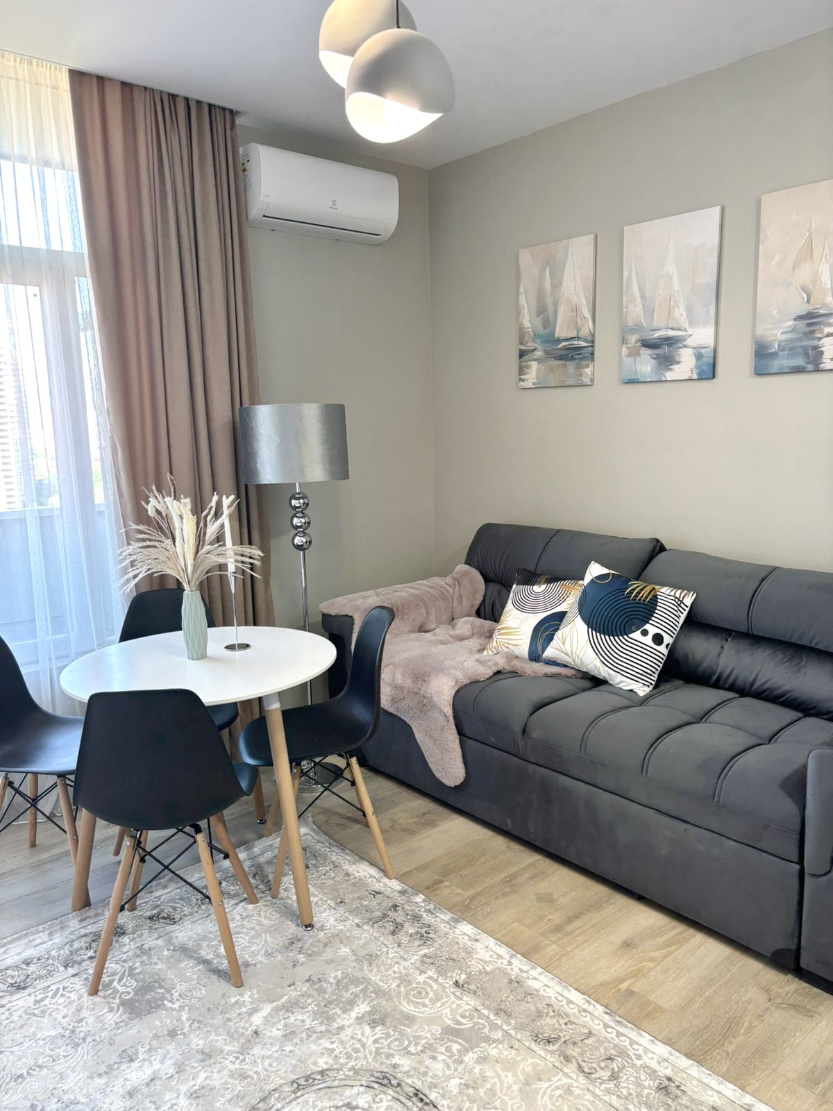 Three rooms apartment in New Boulevard
