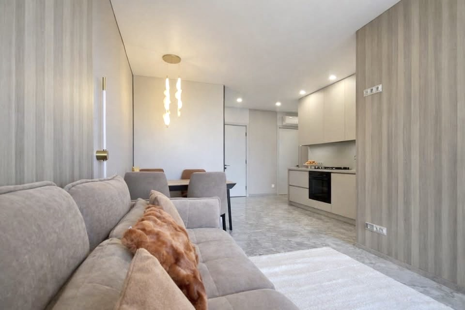 Three room apartment in Intourist Residence