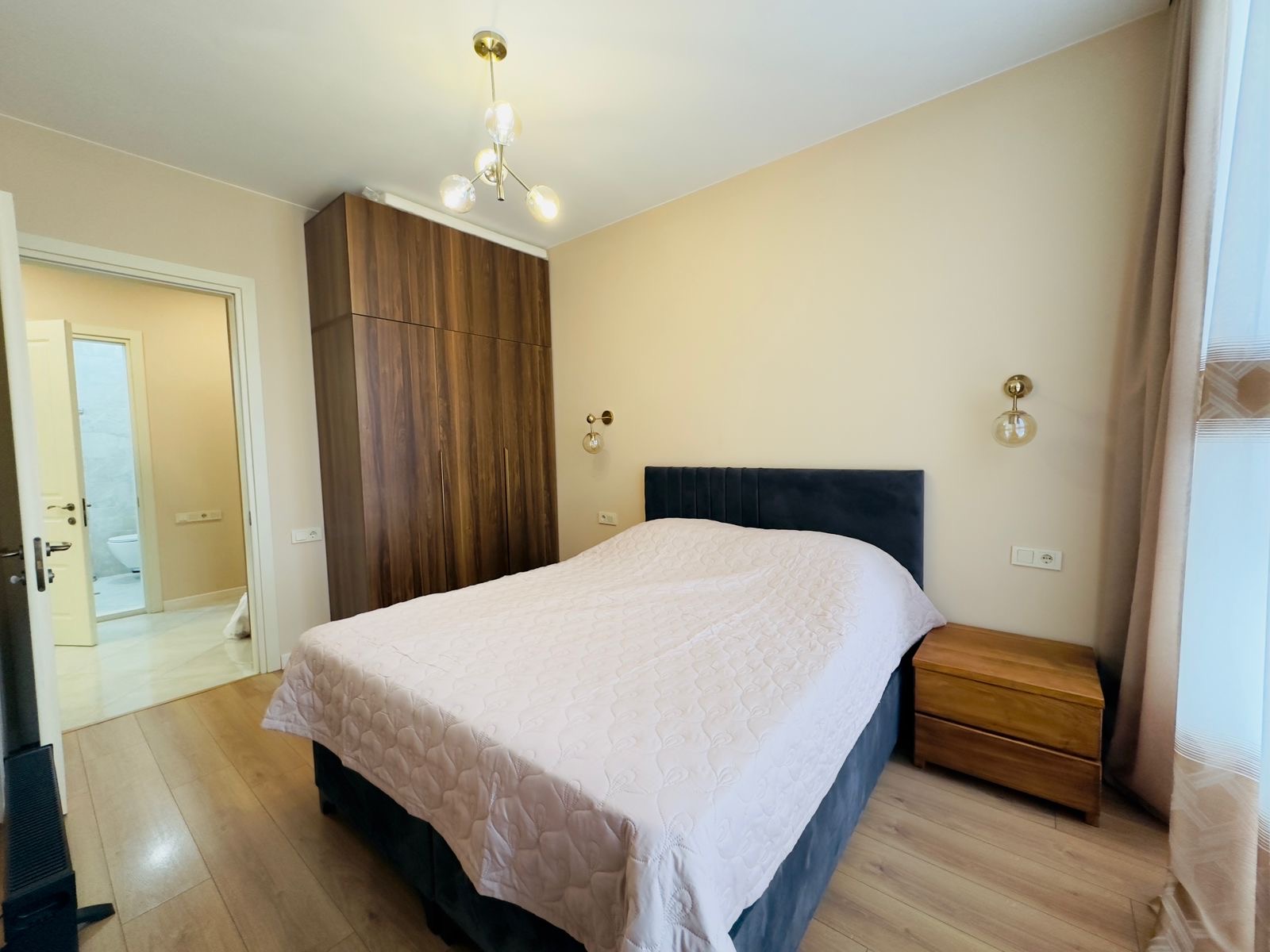 Three room apartment in Intourist Residence