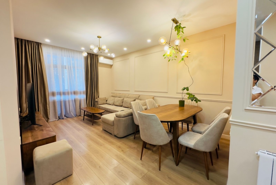 Three room apartment in Intourist Residence