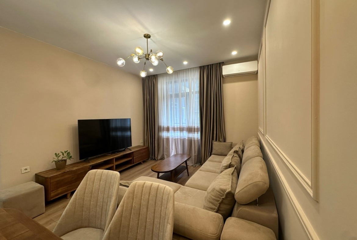 Three room apartment in Intourist Residence