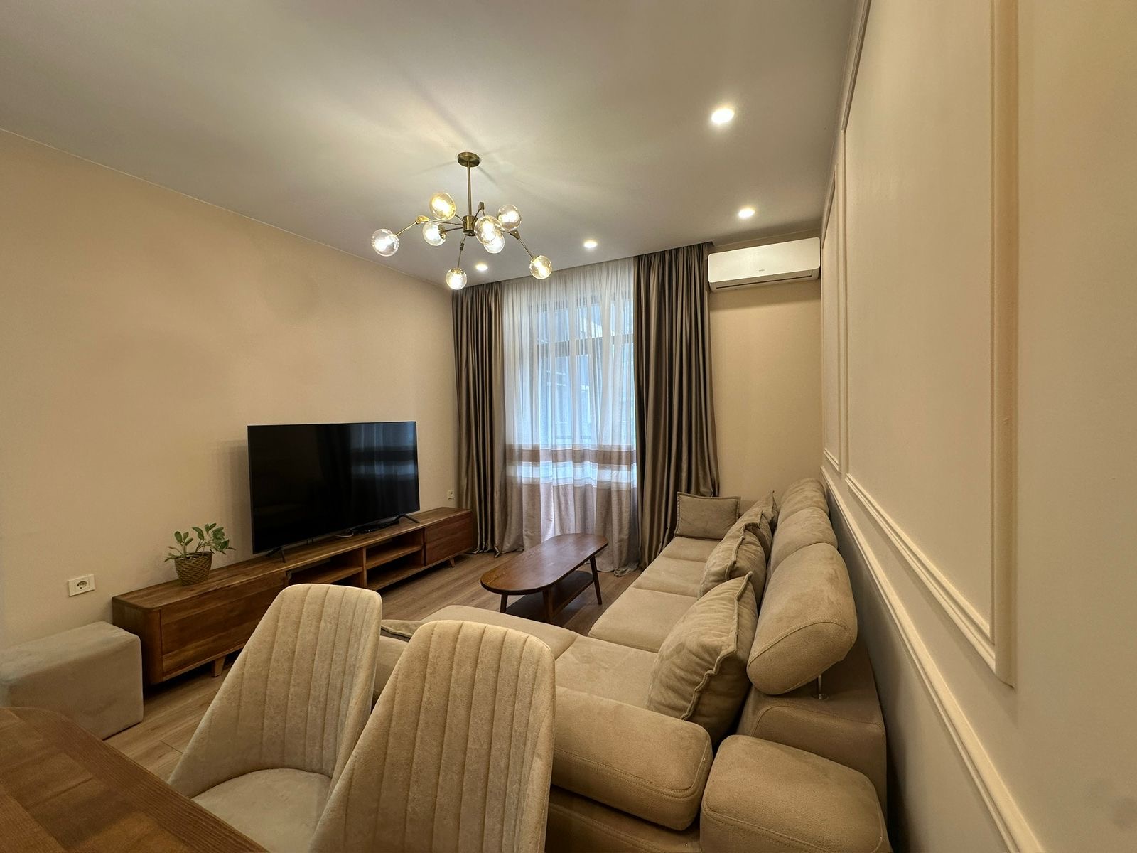 Three room apartment in Intourist Residence
