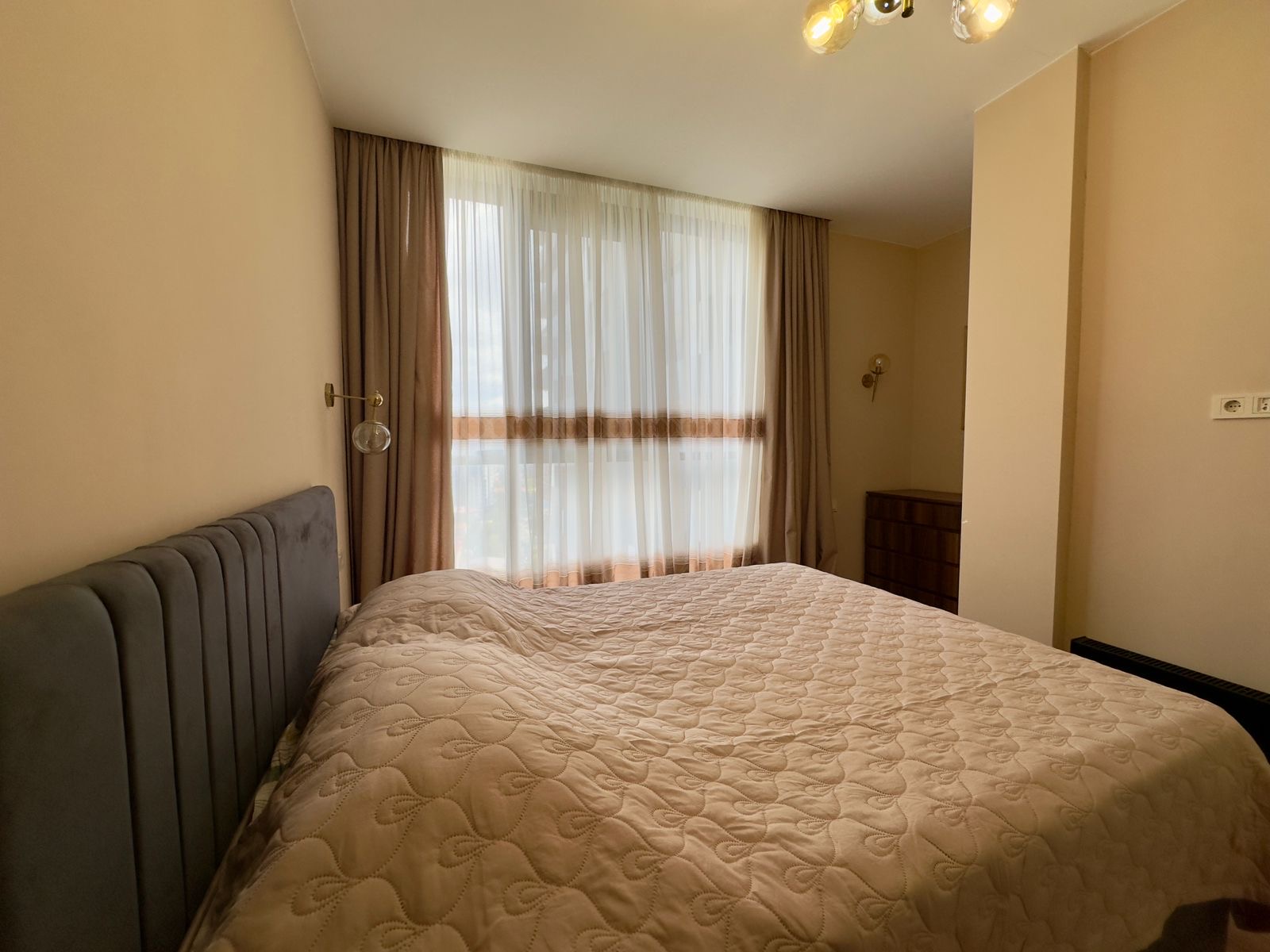 Three room apartment in Intourist Residence
