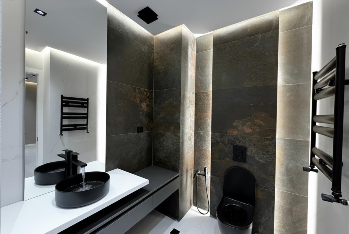 Four room apartment in Intourist Residence