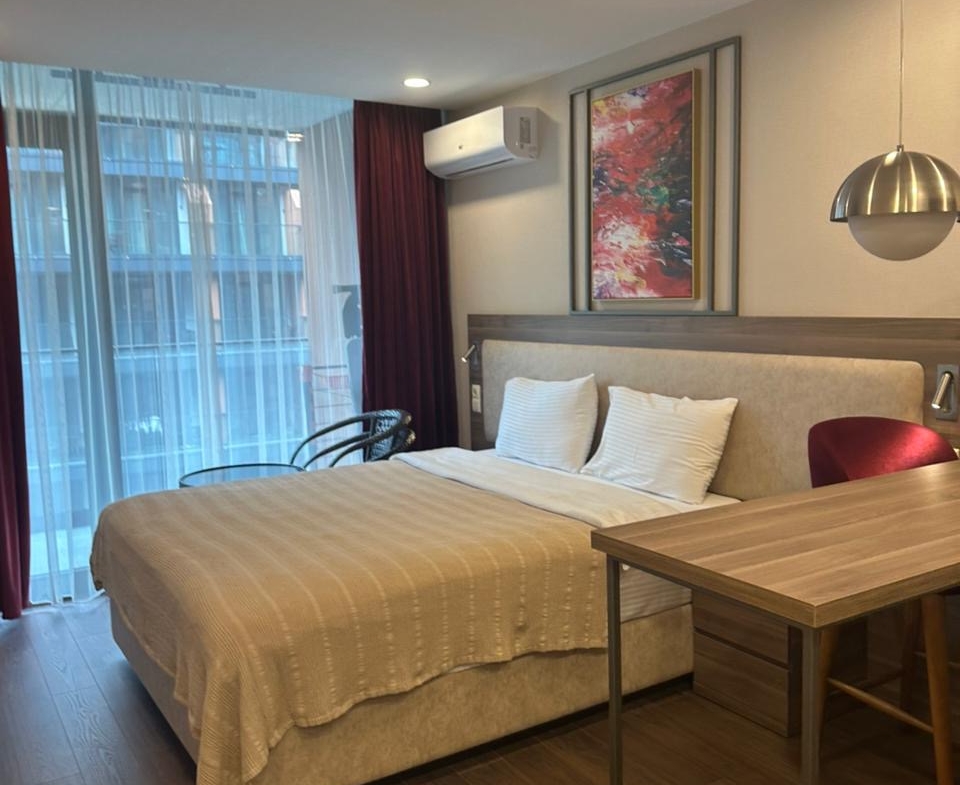 Studio for sale in Sunset, Elt Building