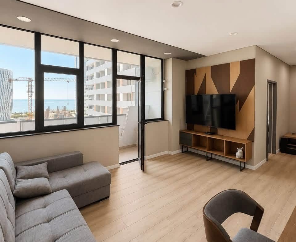 Three room apartment in Intourist Residence