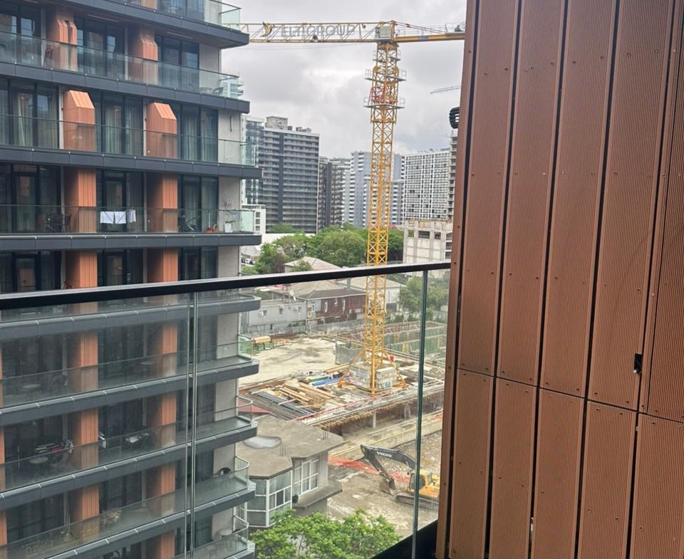 Studio for sale in Sunset, Elt Building