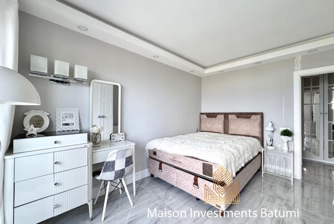 Three room apartment on Rustaveli avenue