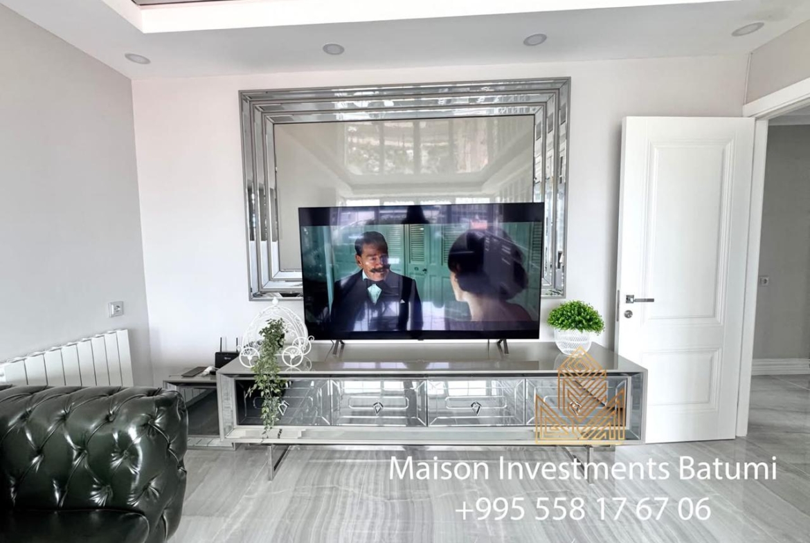 Three room apartment on Rustaveli avenue